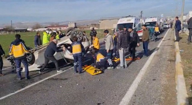 Diyarbakırda hafriyat kamyonu otomobille çarpıştı: 1i ağır 3 yaralı