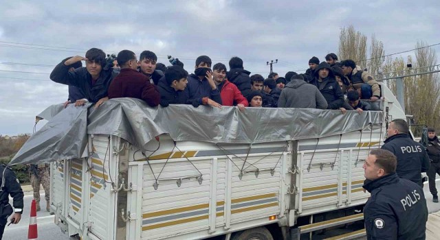Durdurulan kamyonette 62 kaçak göçmen yakalandı