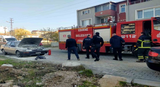 Edirnede park halindeki otomobil yandı