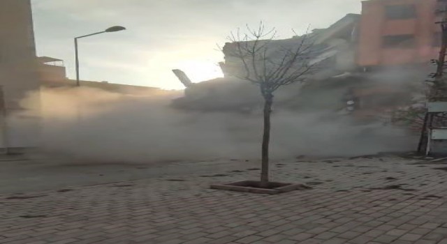 Elazığda 4 katlı bina tek dokunuşla yıkıldı