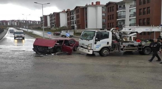 Elazığ'da elektrik arıza aracı ile otomobil çarpıştı: 4 yaralı