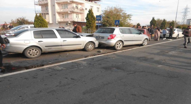 Elazığda zincirleme kaza: 5 araç hasar aldı