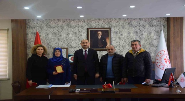 Emekliye ayrılan personele teşekkür plaketi