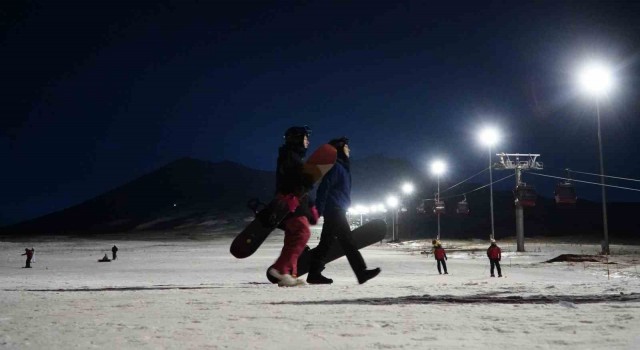 Erciyeste gece kayağı başladı