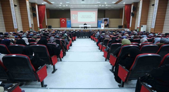 Erzincanda kadınlara yönelik “Aileyi Ayakta Tutan Değerler” konferansı düzenlendi