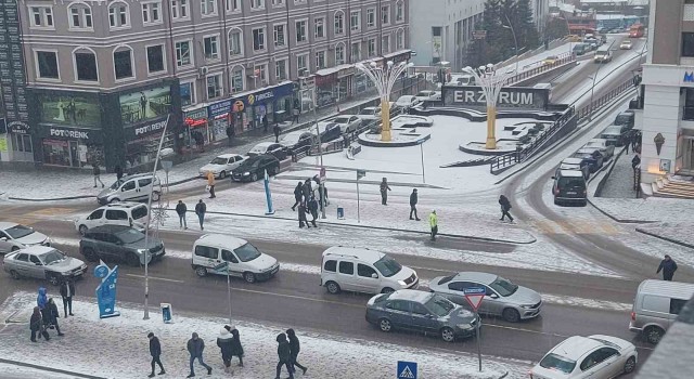 Erzurumda kar yağışı hayatı olumsuz etkiliyor
