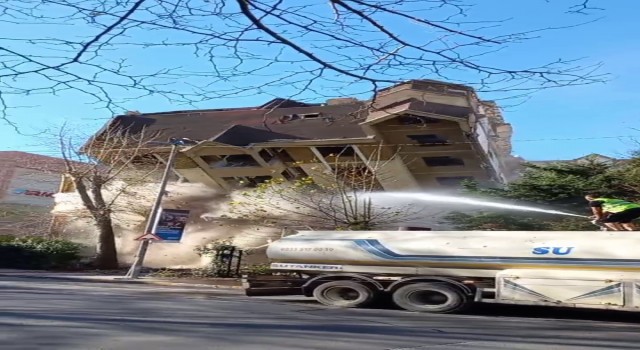 Esenyurtta yıkımı yapılan bina bir anda çöktü