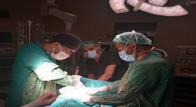 Fethi Sekin Şehir Hastanesinde ilk defa çocuk hastaya timektomi ameliyatı yapıldı