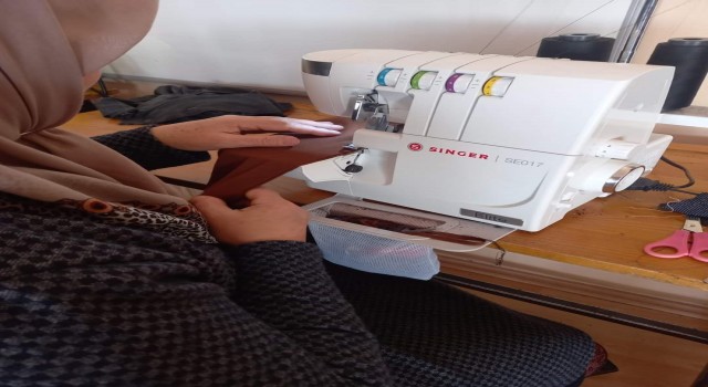 Filistinli kadın ve çocuklar için eşofman dikimine başladılar