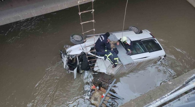 Frenleri boşalan minibüs köprü korkuluklarını kırarak çaya uçtu: 1 yaralı