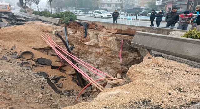 Gaziantepte sağanak yağış nedeniyle yol çöktü
