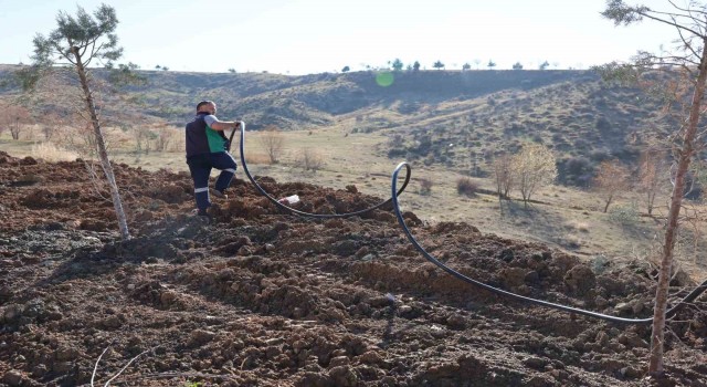 Gölbaşı Belediyesi, park ve bahçelerde peyzaj çalışmasını sürdürüyor