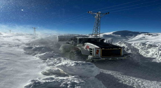 Hakkaride 34 yerleşim yolu ulaşıma kapandı