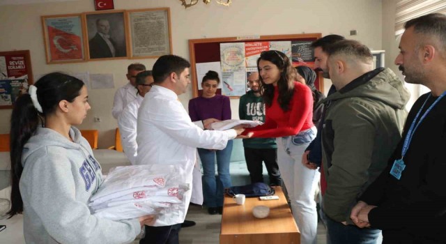 Hakkarideki öğretmenlere beyaz önlük teslim edildi