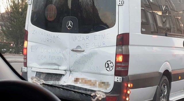 Hasarlı aracın üzerindeki yazılar dikkat çekti