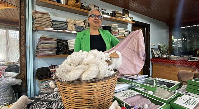 Hatay’da depremde hasar gören ”Koza Evi” üretime kıl çadırda devam ediyor