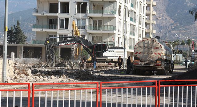 Hatay’da yıkım çalışmaları sırasında 2 bina tedbiren boşaltıldı