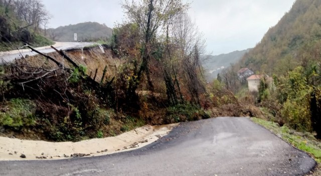 Heyelan yolu ulaşıma kapattı