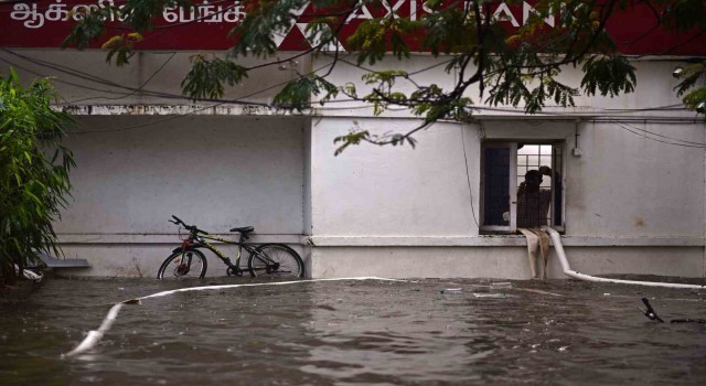 Hindistandaki selde 5 kişi öldü, araçlar sel sularına kapıldı