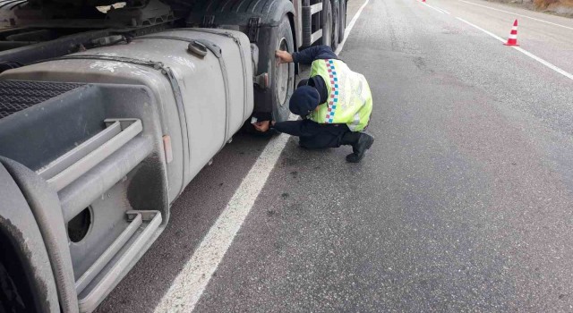 Hisarcıkta jandarma trafik ekiplerinden kış lastiği denetimi