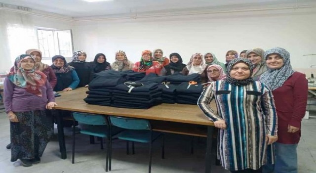 Hisarcıkta kursiyerler Gazzeye gönderilmek üzere eşofman takımı dikiyor