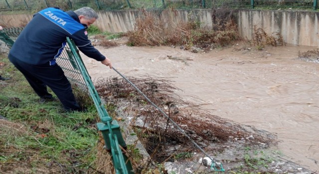 Hisarcıkta sel sularına kapılan kediyi zabıta ve itfaiye ekipleri kurtardı