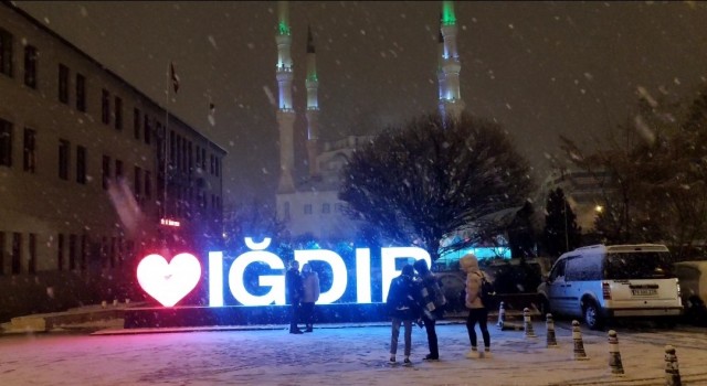 Iğdır merkeze mevsimin ilk karı yağdı