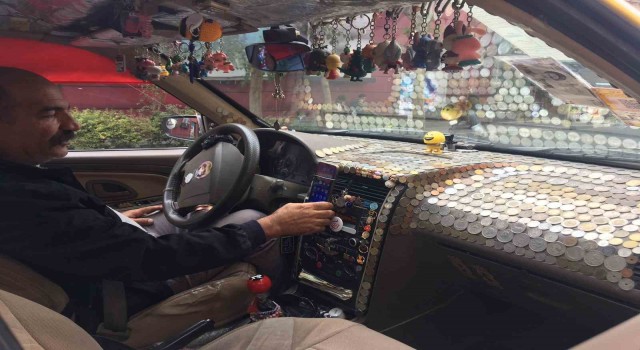 İranlı taksicinin Seyyar para müzesi yolcularına keyifli anlar yaşatıyor