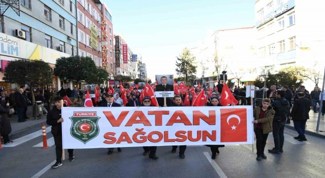 Ispartalı yüzlerce vatandaş şehitler için yürüdü