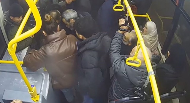 İstanbulda küçük çocuk ailesi tarafından İETT otobüsünde unutuldu