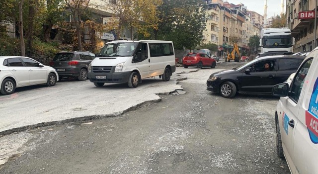 İstanbulun göbeğinde çağ dışı görüntüler: Yollar tarlaya döndü, iş yerlerini su ve lağım bastı