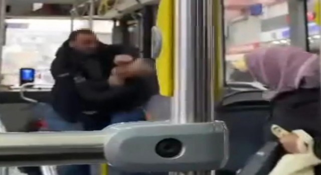 İzmirde belediye otobüsünde bıçaklama anı kamerada
