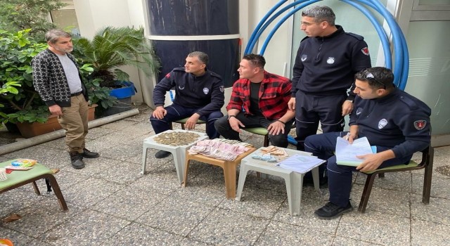 İzmirde dilenci 3 saatte bin 700 lira topladı