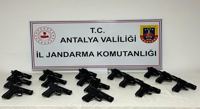 Jandarmadan seyir halindeki otomobile ruhsatsız silah operasyonu
