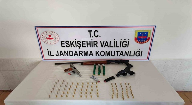 Kaçak silah ve mermi satan şahıslara jandarma operasyonu