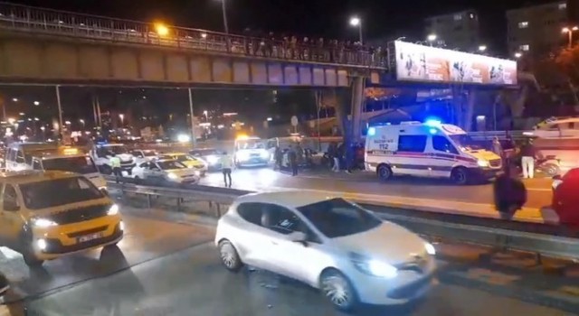 Kadıköyde bir kişi üst geçitten atladı
