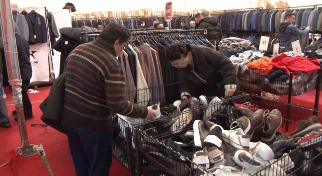 Kadıköyde markalar çadırı açılışında indirim izdihamı