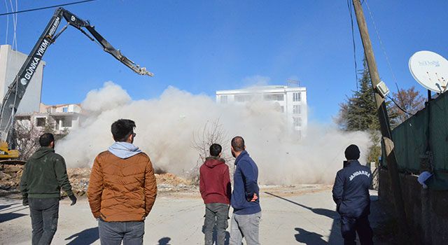 Kahramanmaraş’ta ağır hasarlı binaların kontrollü yıkımı sürüyor