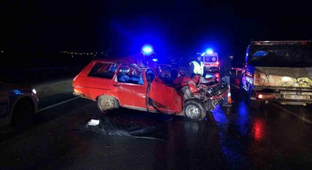 Kamyona arkadan çarpan araçtaki 2 kişi hayatını kaybetti