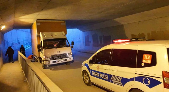 Kamyonet alt geçide sıkıştı