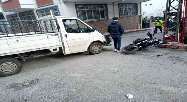 Kamyonetle motosiklet çarpıştı: 1 yaralı