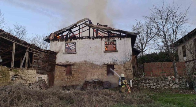Karabükte iki katlı ev yandı
