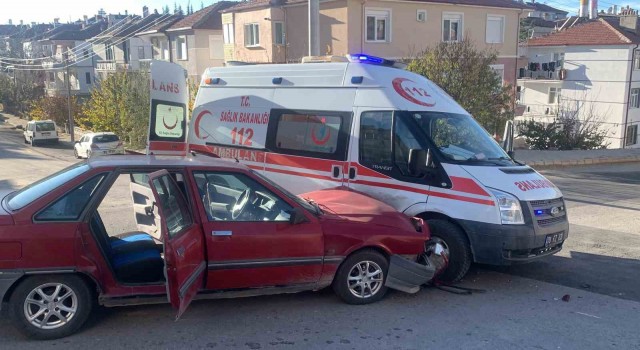 Karamanda ambulans ile otomobil çarpıştı: 1 yaralı