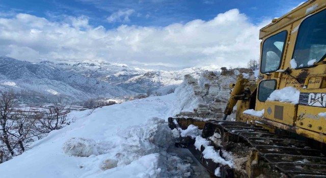 Karla kaplı Şırnakta yol açma çalışmaları devam ediyor