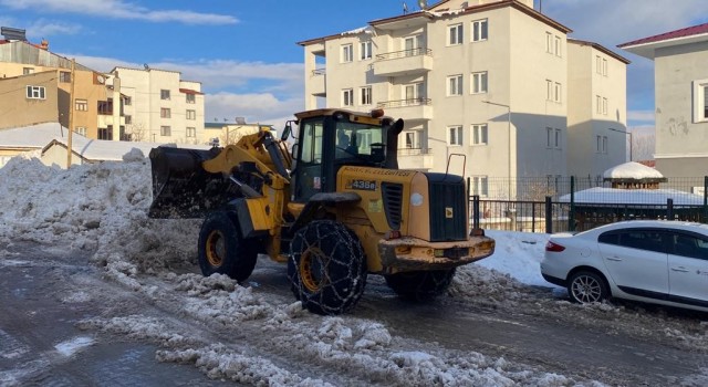 Karlıovada karlar kamyonlarla ilçe dışına taşıyor