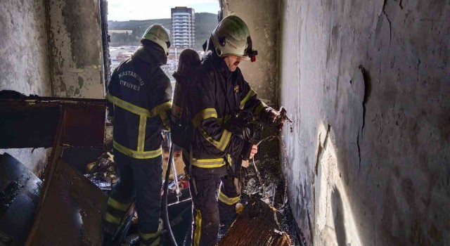 Kastamonuda 10 katlı apartmanda çıkan yangın paniğe sebep oldu