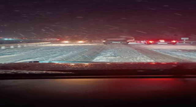 Kastamonuda yoğun kar yağışı: Onlarca araç yolda kaldı