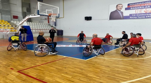 Kaymakam Aydın, özel gereksinimli bireylerle basketbol oynayıp voleybol maçı yaptı