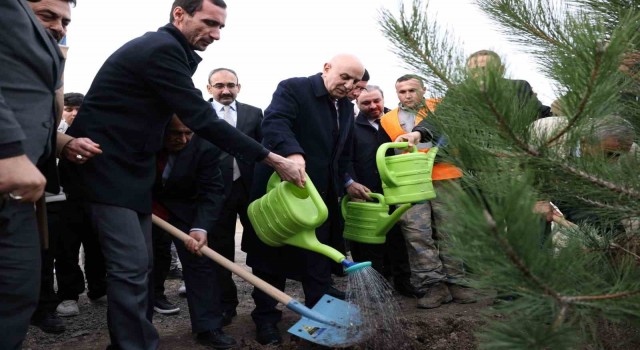 Keçiörende Türkeşin 106. doğum yıl dönümünde fidanlar toprakla buluştu