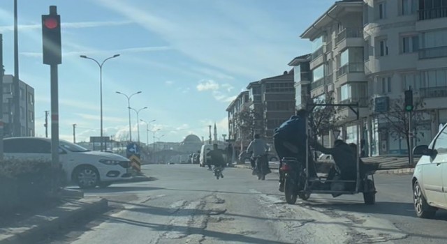 Kırmızı ışığa umursamadan tek tekerle kasksız yollarına devam ettiler